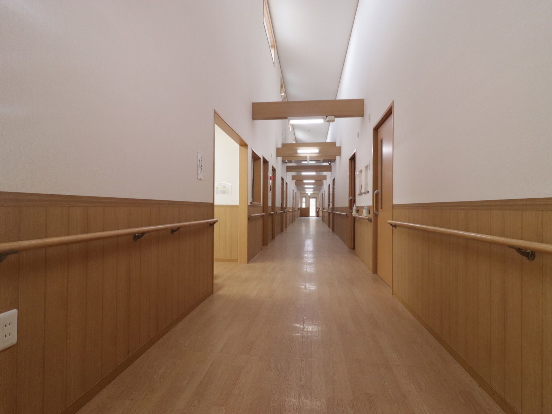 天井が高く、明かりを取る窓がある。両壁には手すりが設置されている。部屋と廊下の境目に凹凸や段差がない。