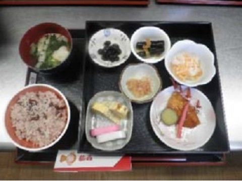 葉生姜を添えた焼き魚と練り物や卵焼き、赤飯と味噌汁がセットになった特別食