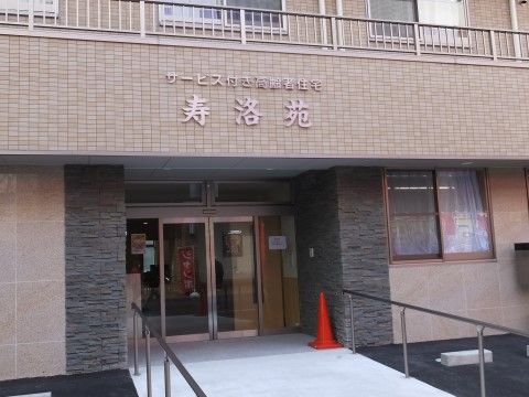 玄関前には段差がなく、車椅子をご利用の方でも問題なく移動ができる。通路幅も広い設計で、両脇には手すりが設けられている。