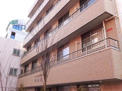 5階建ての建物で、最寄り駅からは徒歩3分の距離である。隣に建つのは施設を運営する病院施設。健康診断なども気軽に受けられる。