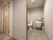 広いスペースを持ったトイレである。洗浄機能付き便座が設置されている。隣には汚物処理器が置かれている。