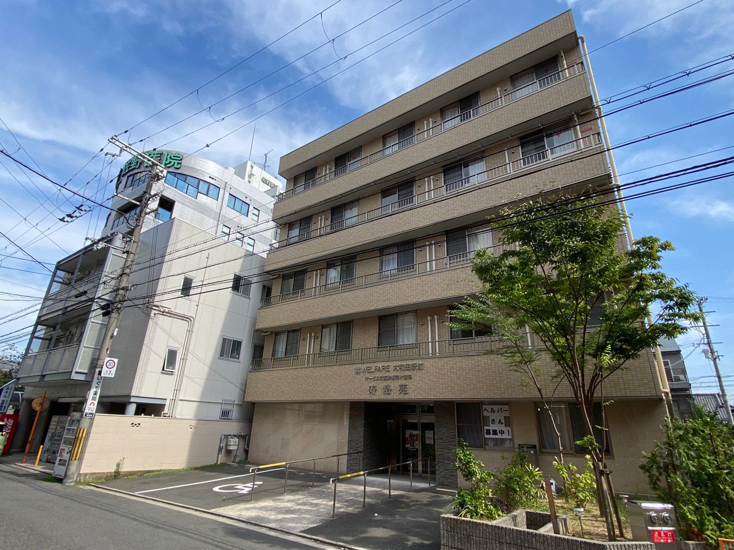 多階建ての落ち着いた外観
