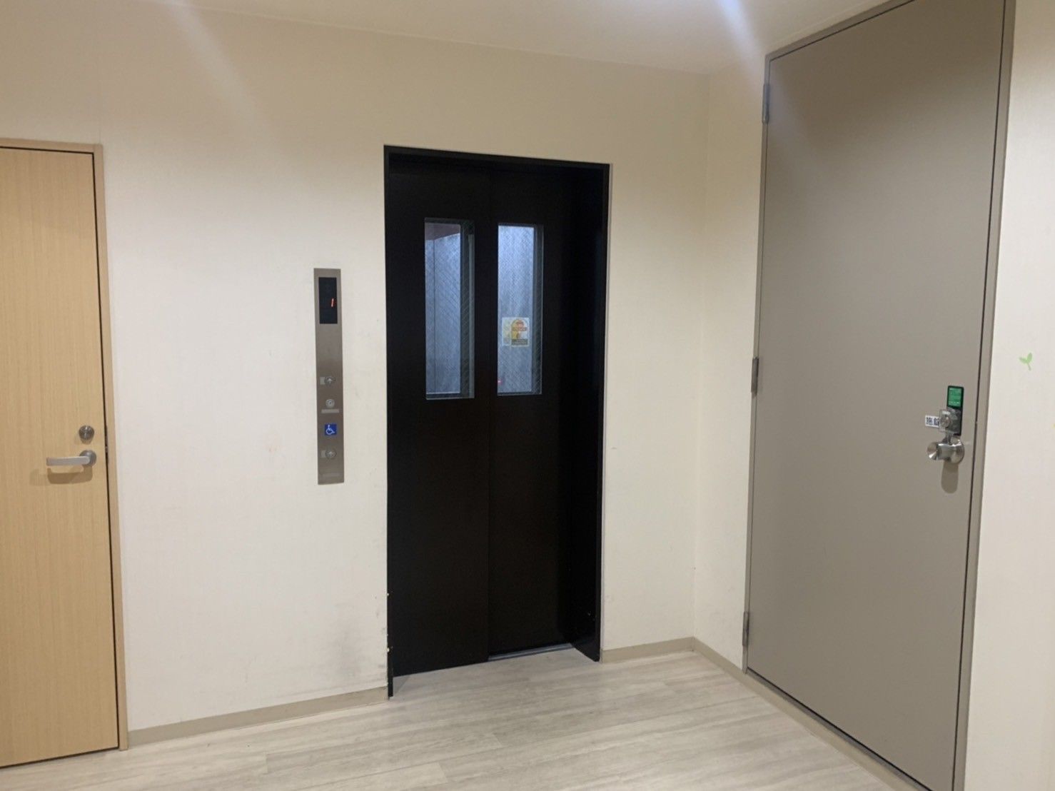 清潔感あるエレベーターホール