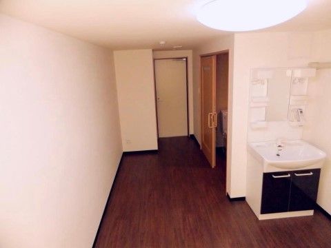 トイレの入り口はスライド式の扉になっている。洗面台は入り口から見えない配置になっており、プライバシーに配慮した造りになっている。