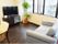 大きめのテレビが設置されている。くつろいでいただけるようにソファが置かれ、観葉植物などが気持ちを和らげてくれる。