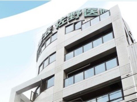 最上階の上部にある円形の幕板に、浮き出る形で表示されている施設名称