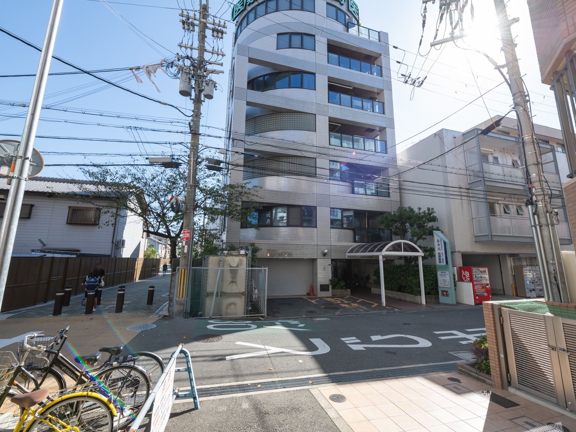 商店街にある７階建ての建物で、カーブを描いた外壁と展望室のような最上階がある。施設の横は遊歩道になっている。