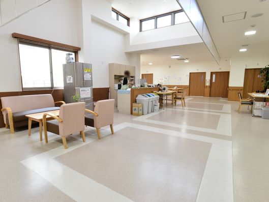 吹き抜け式の共有スペース