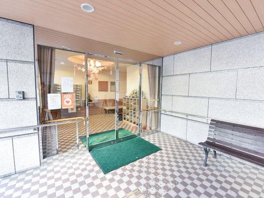 入り口にはベンチも