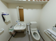 手すり付きのトイレ設備