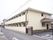 施設は、木造２階建ての建物である。ベランダが設置されている。エントランスには、ひさしが設けられている。