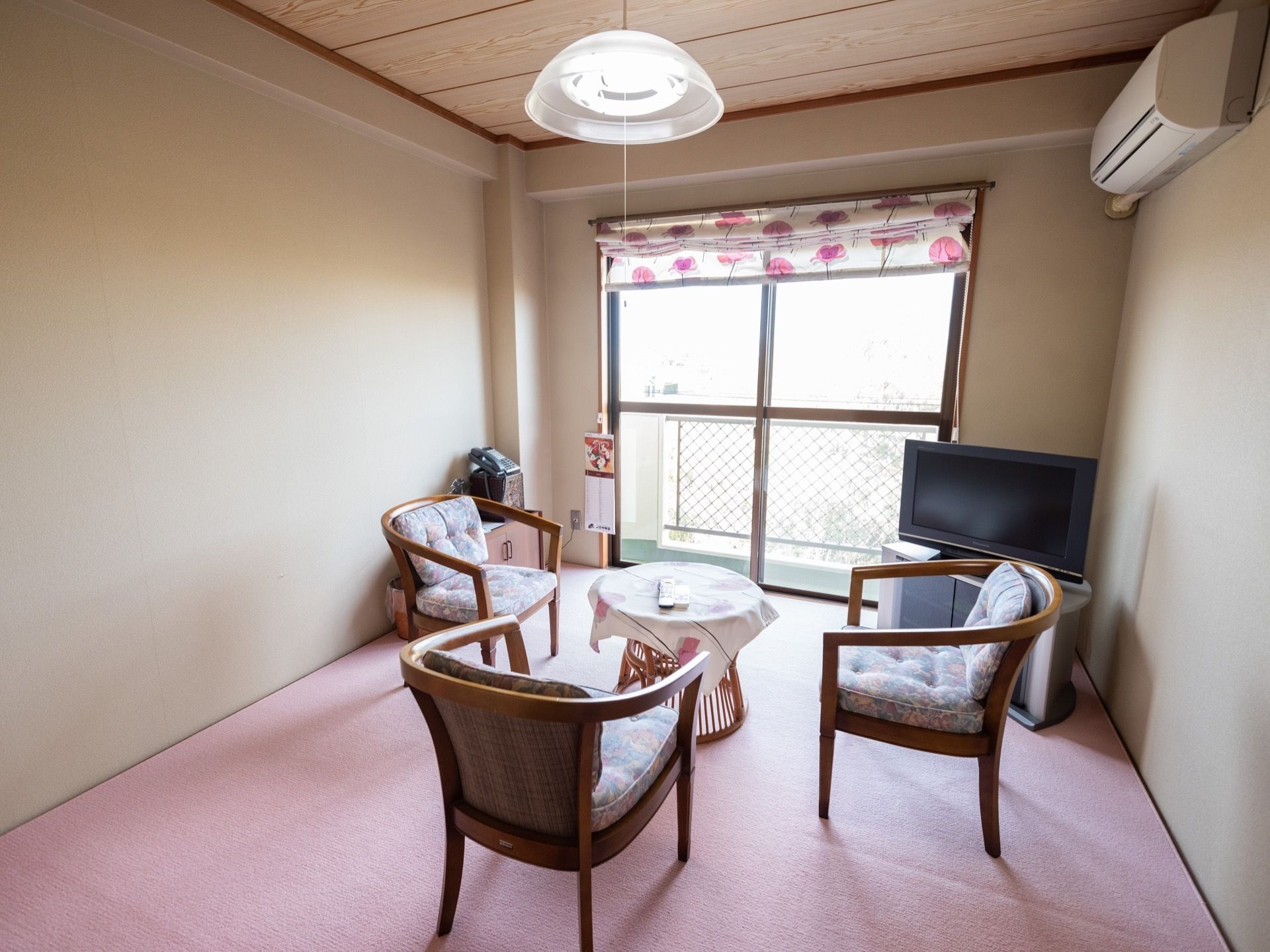 家具が置かれた居室の様子である。入居者様の好きな家具を持ち込むことができる。それぞれの好みに合わせた生活スタイルを維持できる。
