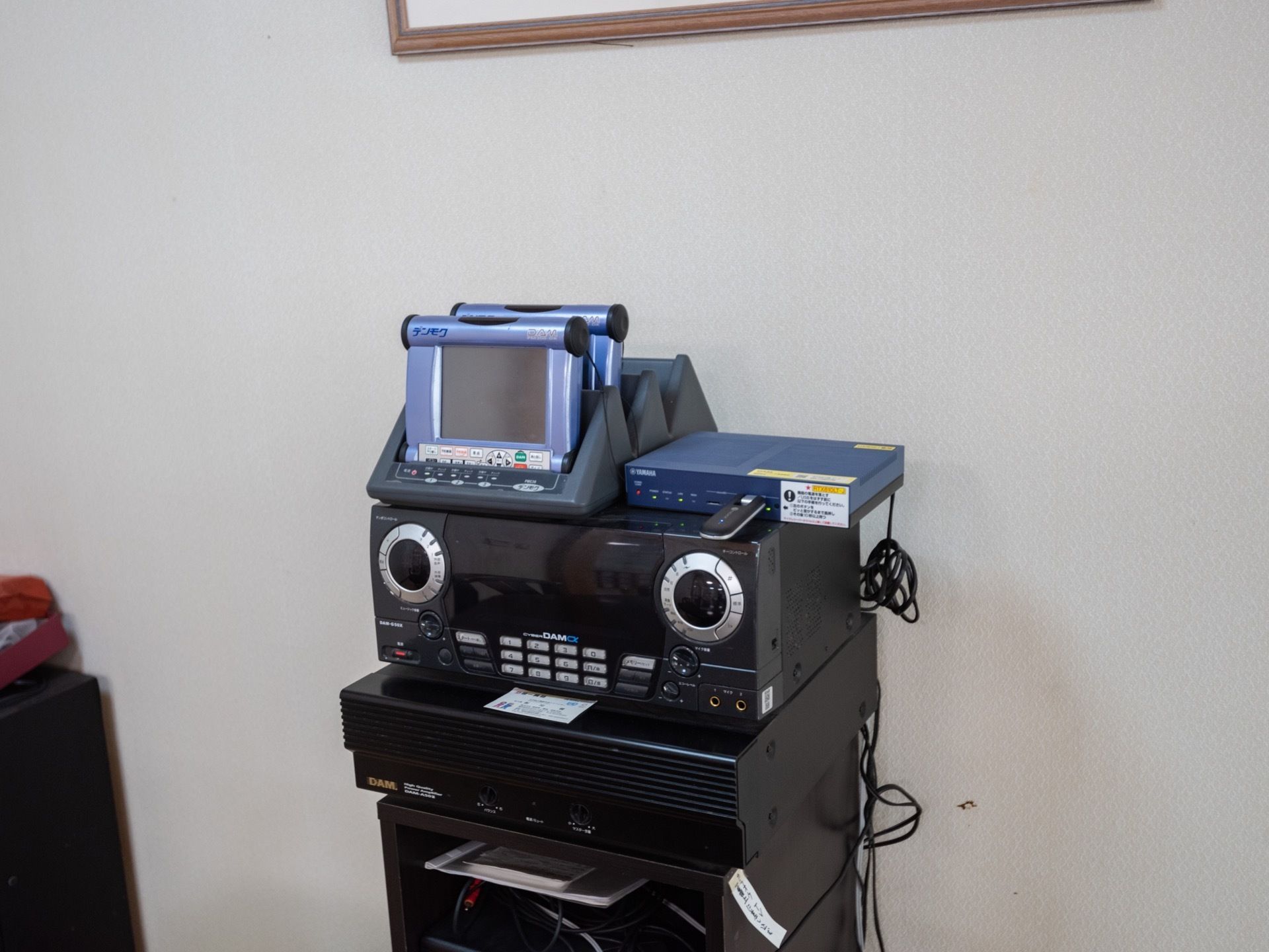 カラオケの機器が用意されている。本格的で、上には選曲用のリモコンが置かれている。入居者様は、いつでもカラオケを楽しむことができる。