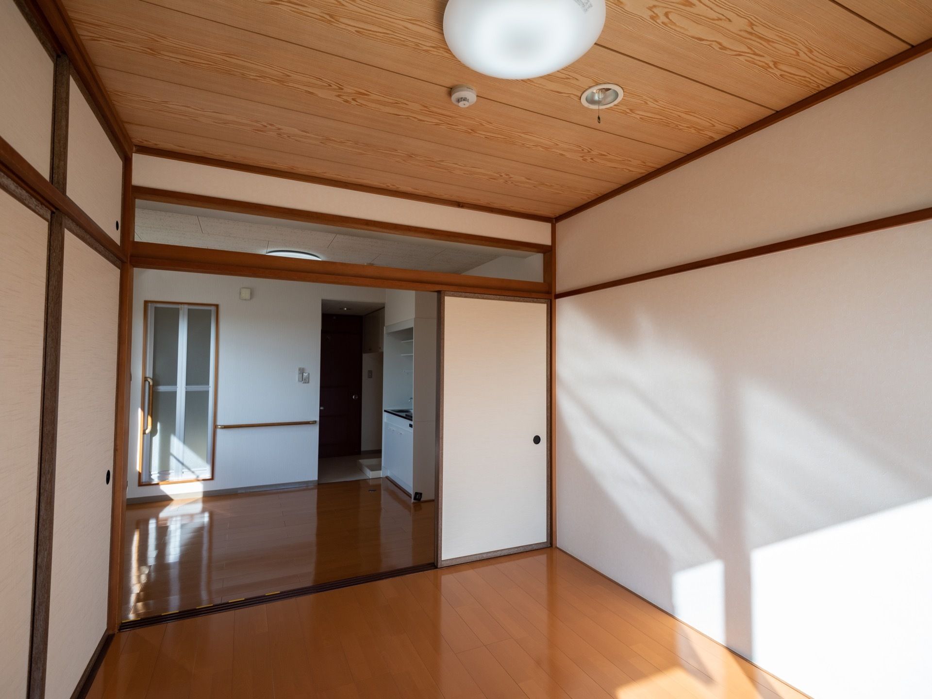 二間続きの居室である。両方ともフローリング床である。天井には火災報知器が付いている。中間にふすまがある。