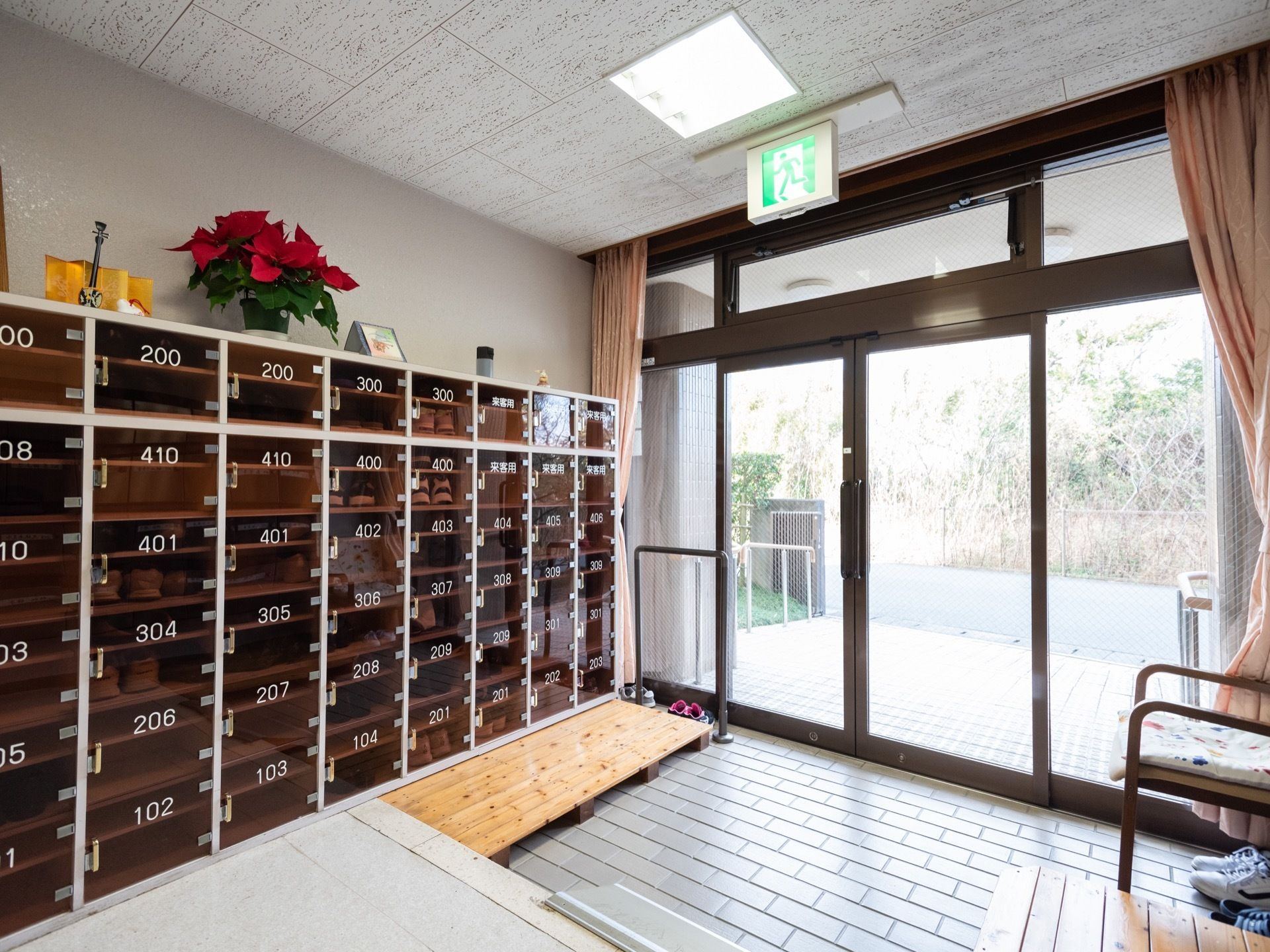 玄関ホールには、大きな靴箱が用意され、それぞれに部屋番号が記入されている。ホール中央に車椅子用のスロープが設けてある。