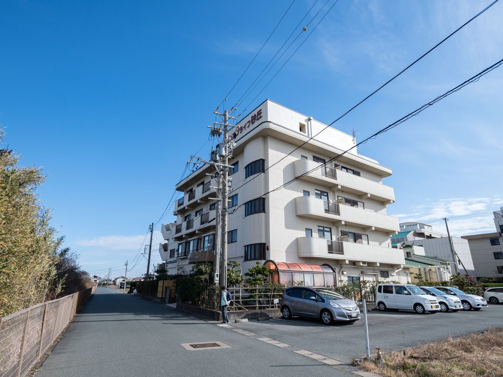 施設の建物はコンクリート造で、白い外壁の５階建てである。海辺に近い、自然環境の豊かな場所に位置している。