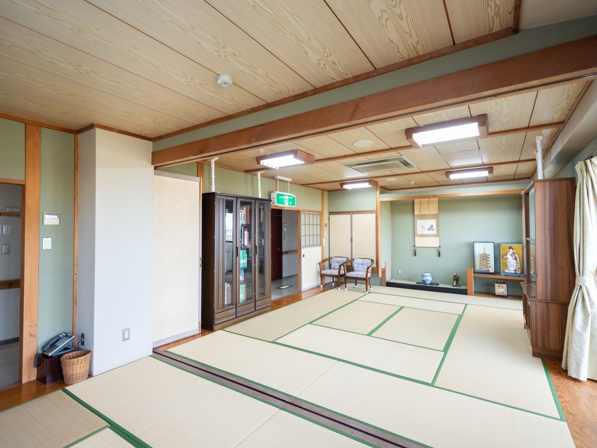 集会場などとして利用される共有スペースである。畳敷きの部屋が二間続いている。奥に床の間があり、日本人形などが飾られている。