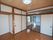押入れ付きの居室である。床はフローリングで手入れがしやすい。壁には手すりが付けられていて、安全への配慮がなされている。
