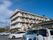 施設は４階建てである。それぞれの部屋にベランダがついていて、日当たりが良い。広い駐車スペースがある。