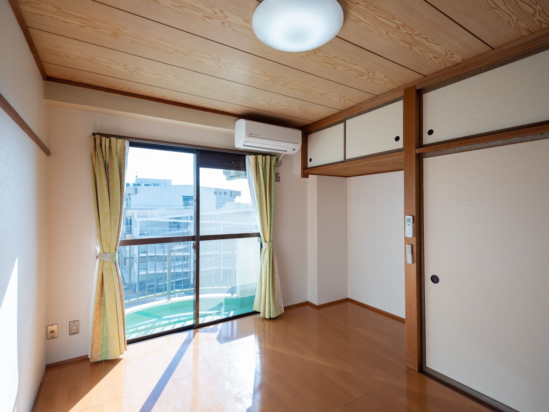 部屋の窓は大きくつくられ、外の景色がよく見える。自然光が差し込んでおり、室内を奥まで照らしてくれる。