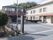 施設の玄関上方には分かりやすく施設名が記されている。道路との間に段差がなく、また地面もフラットに舗装されているので安心できる。