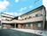 施設の建物はL字型の2階建てになっており、玄関の前には屋根が設置されている。敷地内はコンクリートで整備されている。