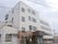 施設の建物は4階建て。外壁はアイボリーで、玄関の周辺が茶色で構成されている。JR「香椎」駅から徒歩10分の好立地に建つ。