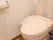 トイレにはシャワー付きの暖房便座を完備。便器のカラーは外壁の淡いピンク色と同調しており、落ち着いた雰囲気を作り出している。