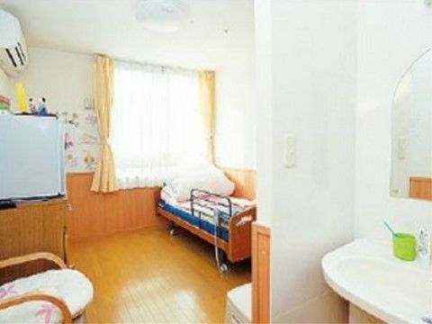 広々とした居室には、エアコンと洗面台を設置している。設備が充実しているので、快適にお過ごしいただける。