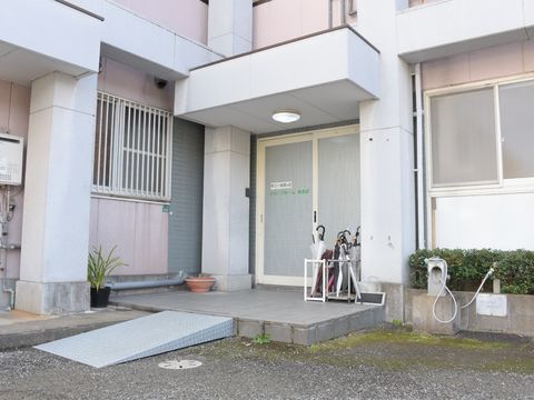 地面との段差解消のためにスロープが置かれている玄関前