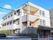 白を基調とした3階建ての建物。1フロアごとに大きな面に6つ、小さな面に2つの窓がついている。移動用に外付けの階段も用意されている。