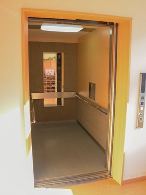 奥行きあるエレベーター