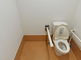 バリアフリー対応の明るいトイレ空間