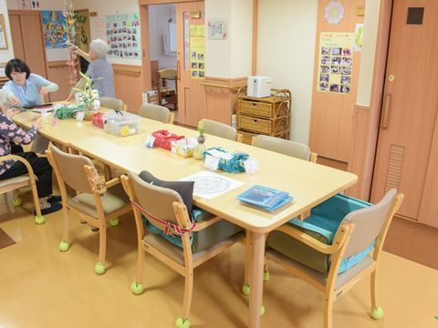 共有スペースでは入居者同士コミュニケーションが取れる他、イベントのためにスタッフと入居者がその準備をすることもできる。
