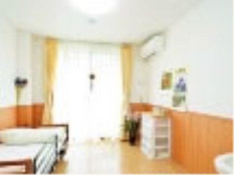 居室にはベッド、洋服を収納していただける収納ケースが用意されている。エアコンも完備されており、快適に過ごしていただける。