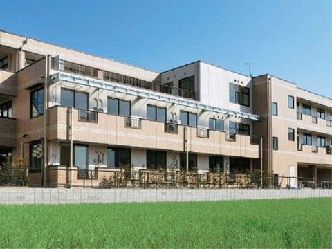 施設は３階建てで、横に広い造りである。各部屋には大きなガラス戸が設置されており、施設の周りやベランダにはフェンスや柵が取り付けられている。