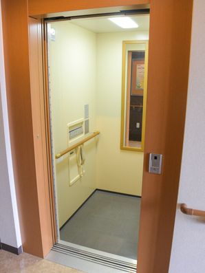 車いすの入居者用エレベーター
