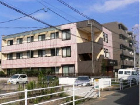 外観は落ち着いた色合いで安心感がある。24時間年中スタッフが常駐しており、安心して生活を送っていただける。