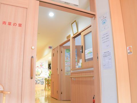 木のぬくもりが感じられる建具が使われている受付窓口付近