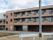 ３階建てのマンションのような外観の建物である。２階以上にはベランダが設けてあり、転落防止のために柵が設置されている。
