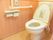 床と壁面が木で構成されたトイレで、壁には手すりが設置されており、立ち座りが楽にできる。非常用押しボタンがあり、安心である。