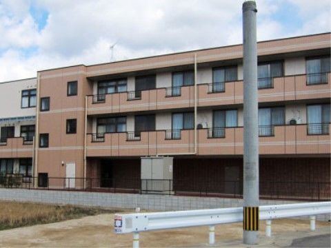 ３階建てのマンションのような外観の建物である。２階以上にはベランダが設けてあり、転落防止のために柵が設置されている。