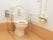 トイレには非常ボタンがあり、トラブルの際にも安心。壁側には固定式、ルーム側には可動式の手すりがあり、使いやすい。