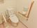 トイレには、洗浄機能付き便座が設置され脇には手すりがある。壁にはペーパーホルダーの近くにＬ字型の手すりと下に緊急コールボタンも付いている。