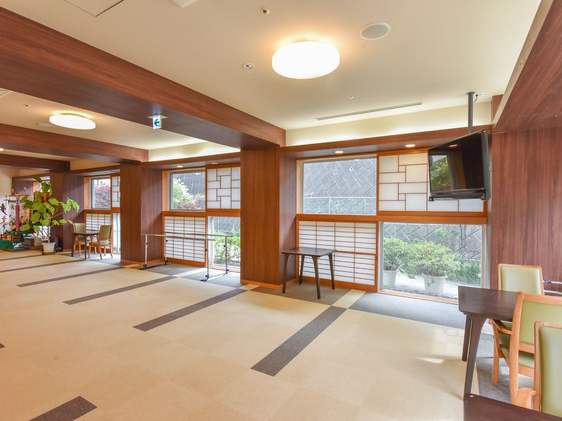 障子をモチーフにした建具が手前に取り付けられている大きな窓