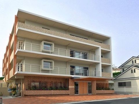 落ち着いた色調でデザイン性の高い外観の４階建ての施設