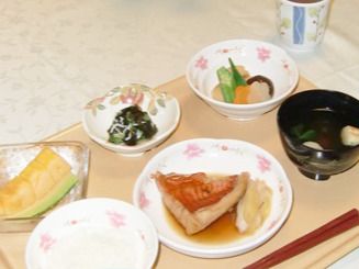 メロンのデザートや野菜の煮物がセットになったメニュー