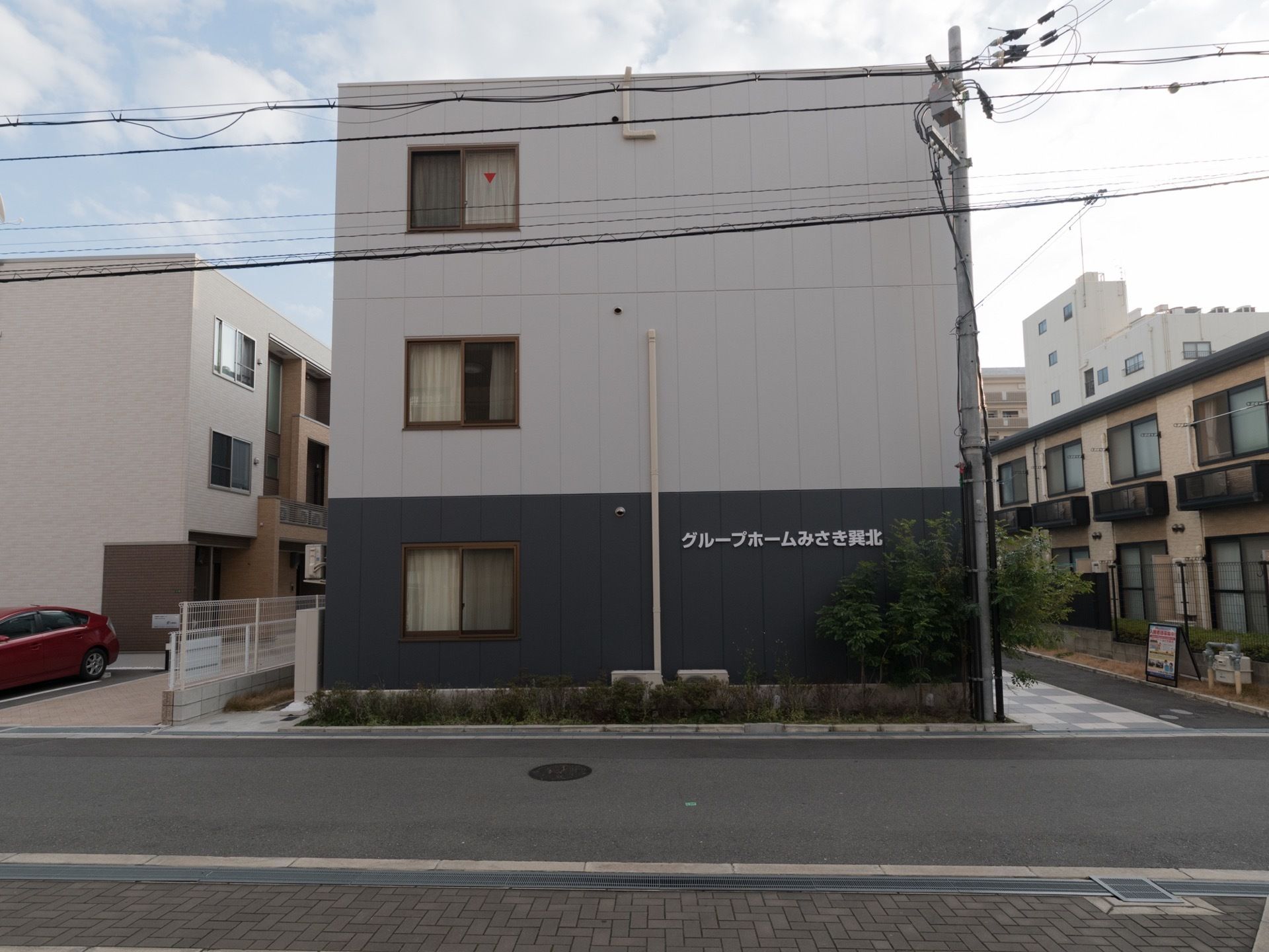 施設は三階建てで道路に面して建てられている。１階はダークグレーで２階以上は薄いグレーの外観である。一階部分には施設名が書かれている。
