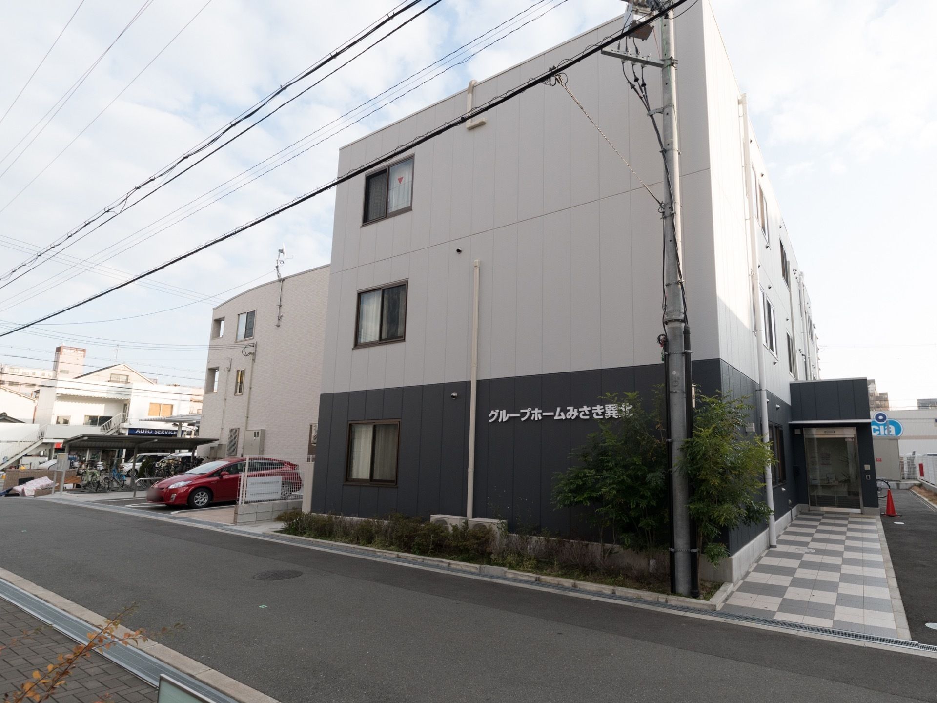 施設の入口は道路から少し離れた場所にある。道路から入口まではタイルで舗装されていて歩きやすくなっている。