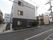 施設は３階建てであり、道路に面して建てられている。１階部分には白色の立体文字で施設名が書かれている。